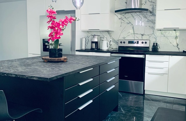 Pet friendly modern home, 2.7miles to Siesta Key!