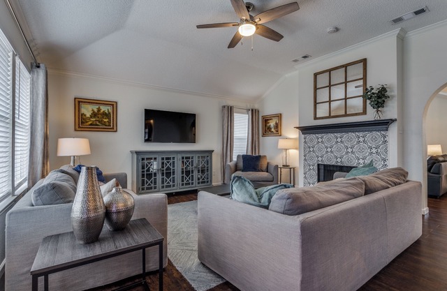 Pet-friendly modern SFH in peaceful neighborhood
