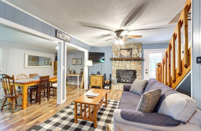 Pet-Friendly Murphy Home: Grilling Deck + Fire Pit