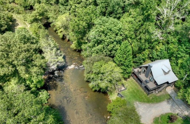 Pet friendly! Nestled right at the waters edge with great river rapid noises makes this the great escape
