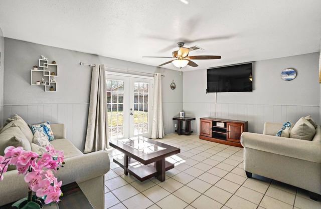 Pet Friendly | Newly Remodeled 3BR/1.5BA house | @Downtown & 9 mins to beach