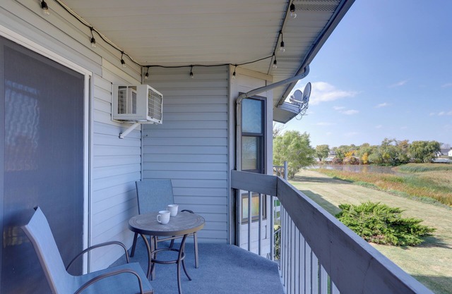 Pet-Friendly Oak Harbor Condo: Walk to Lake!