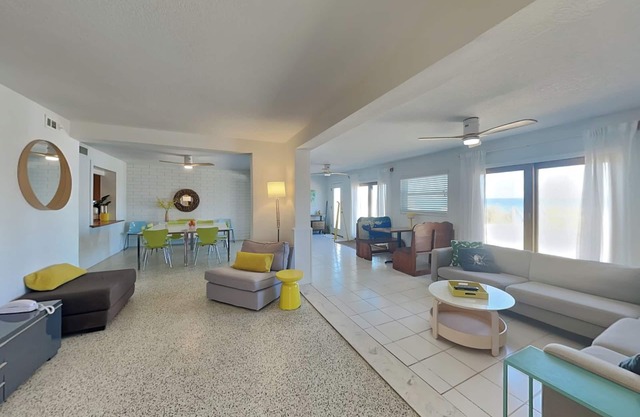Sunshine House, 3 habitaciones, capacidad para 8, frente al mar, admite mascotas, WiFi