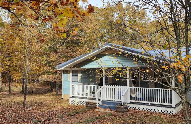 Pet friendly, off the beaten path, only 6 mins to I-24, lots of hiking nearby