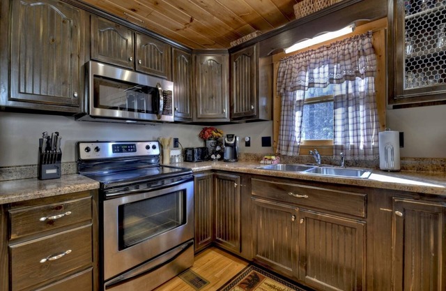 Pet-Friendly Paradise: 3-Bedroom Cabin with Hot Tu