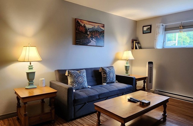 Pet friendly place! Close to hiking trails, taphouse, coffee shop, local bakery.
