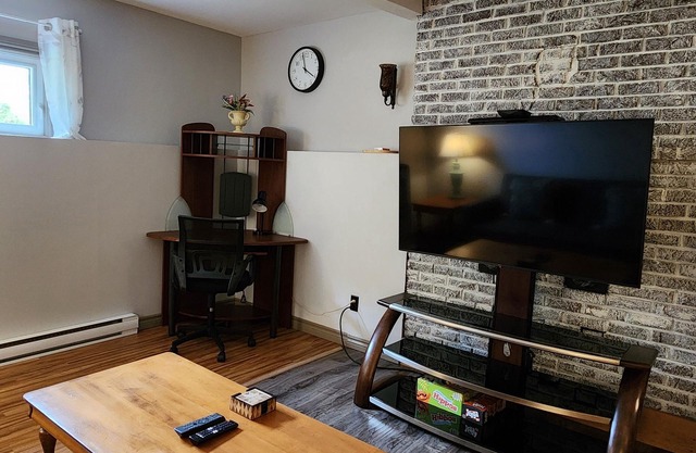 Pet friendly place! Close to hiking trails, taphouse, coffee shop, local bakery.