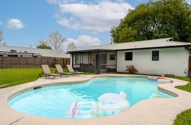 PAWSome Pet & Family Pool Retreat