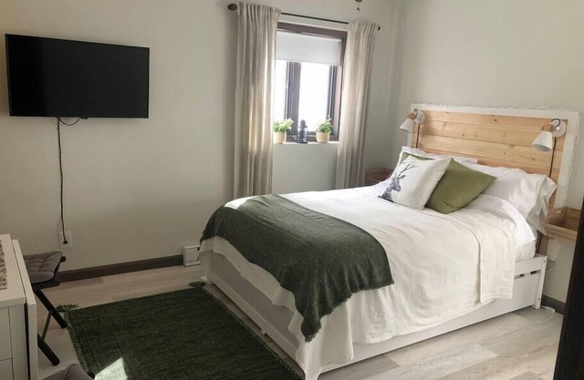Pet Friendly Private Suite 5 min from Resort