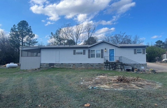 Pet friendly, private dock, 3 bedroom home in Porum, OK. Walk to Lake Eufaula.