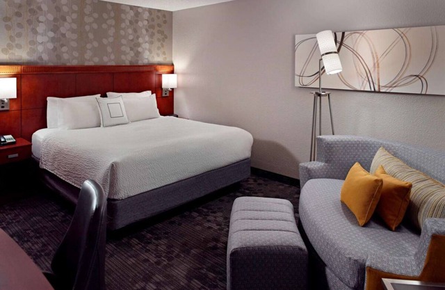 Pet-friendly Property! Seasonal Pool, Minutes Away from Georgia Aquarium!