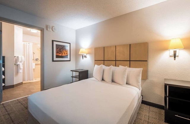 Pet-friendly Property, Unit with Full Kitchen, Also Comes with Free Parking!