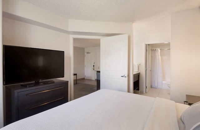 Pet-friendly Property! w/ Full Kitchen, Onsite Parking, FREE Breakfast!