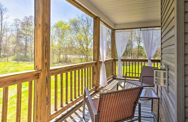 Pet-Friendly Retreat Near Lake Anna w/ Decks!