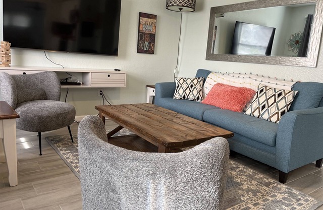 Cozy Bungalow in the heart of Melbourne ~Hot Tub~King Center~ Shopping