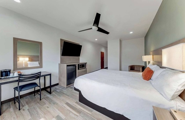 Pet-Friendly Room w/ Continental Breakfast – Stay Near I-10 & I-35