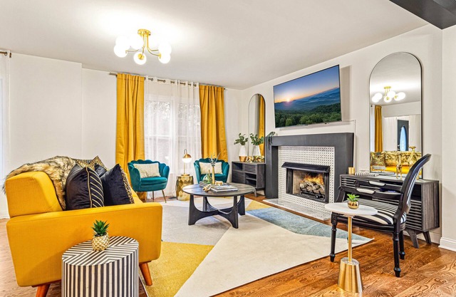 Pet-Friendly, Sauna, Hot Tub, Game Room, Two Firepits, Sleeps 12