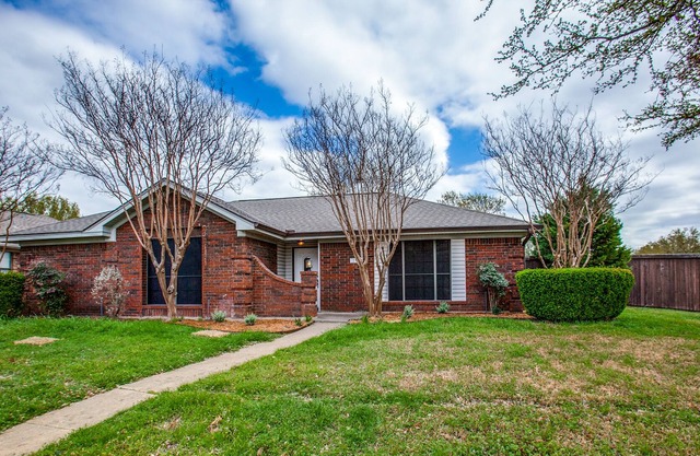 Pet-friendly SFH on corner lot in great neighborhood