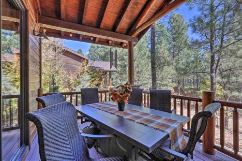 Pet-Friendly Show Low Townhome with Deck and Grill!