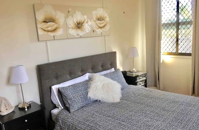 Pet friendly Sleeps 10 Free Wifi & Netflix Air Con Minutes to Town close to park