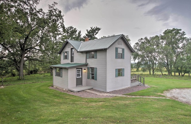 ¡NUEVO! Se admiten mascotas en Spring Grove Home w / Serene Yard!
