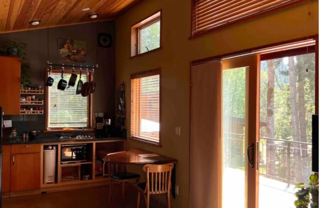 Pet friendly studio apartment in the woods near charming White Salmon