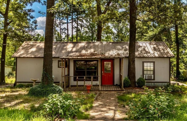 Pet-friendly studio cabin w/ shared pool, firepit, lake access