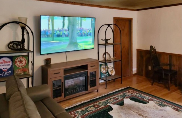 Pet-friendly studio cabin w/ shared pool, firepit, lake access
