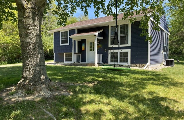 Pet Friendly! Summer home near the beaches of South Haven, and Saugatuck