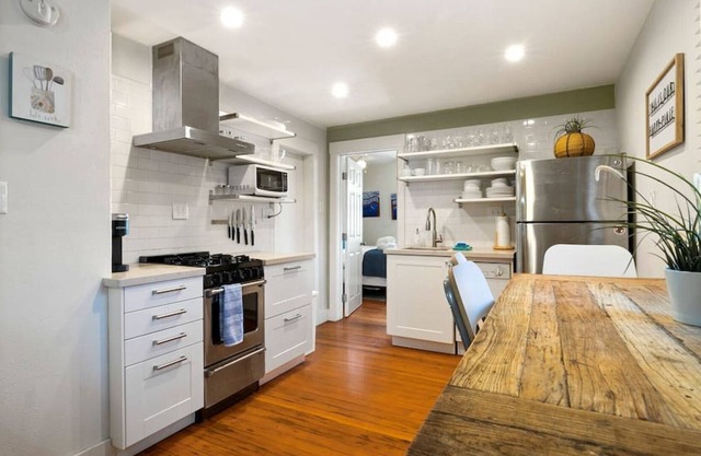 PET FRIENDLY / The Carriage House / Historic District Downtown COS