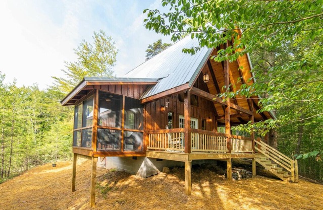 Pet-Friendly & Great Location - Tiny Cabin - Pine Point - Red River Gorge, Kentucky!