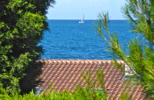Casa de verano reformada cerca de la playa con vistas al mar.