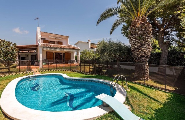 Villa que admite mascotas, a 100 metros de la playa, con piscina y Wi-Fi