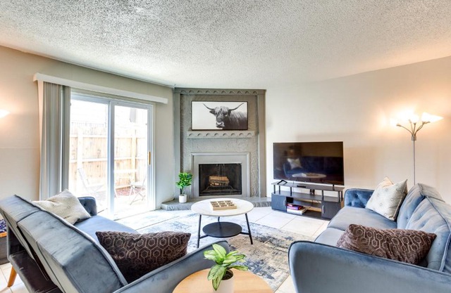 Pet-Friendly Warr Acres Townhome with Fireplace