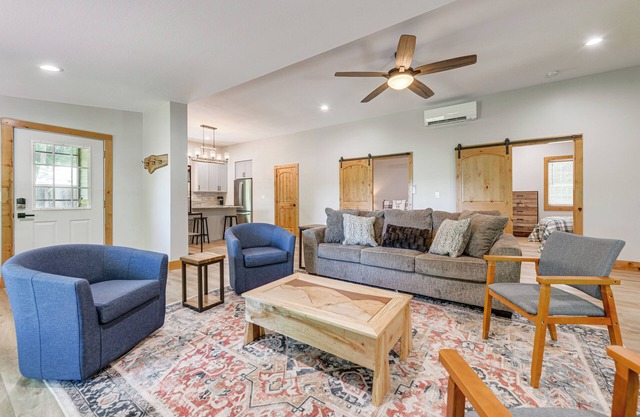 Pet-Friendly Waynesville Cabin w/ Deck & Mtn Views