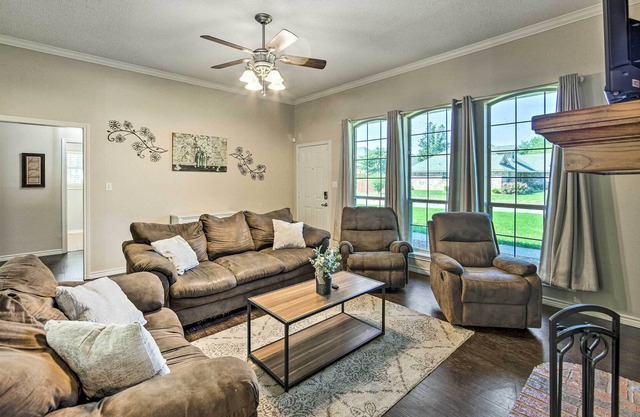 Pet-Friendly Whitehouse Home w/ Fenced Yard!