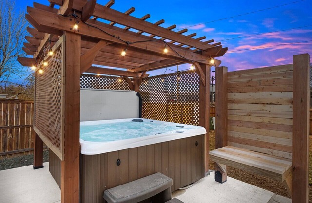 ★Pet Friendly★2 King Beds★Foosball Table★