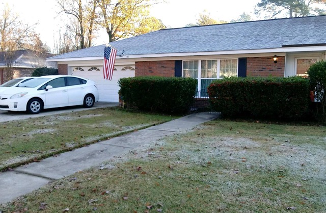 Pet Friendy 3/2 with screened in patio and privace fenced-in back yard!