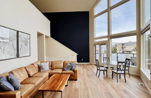 Peterson’s Waterfront Townhome- Pool, Hot Tub, Views