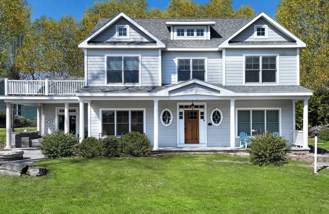 Pete’s Place – Stunning & Spacious 5 BDR, Walk to Beach and Harbor!