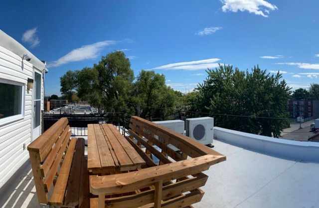 Petit loft parking accès à un spa, roof deck buses