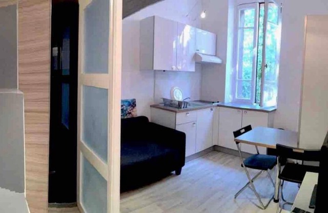 Petit studio bien placé jardin et parking gratuit