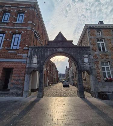 Petite chambre dans la rue du Château