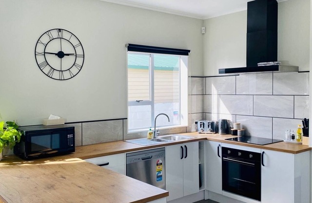 Petone Beach - Entire Villa & Optional Sleep-Out