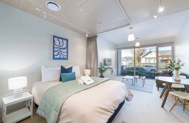 Petone Studio - Balcony, Bath Tub, Sleeps 2