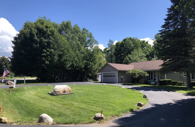 Petoskey Getaway Fogatas Ambiente relajante en un lote arbolado grande