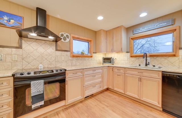 Petoskey Home ~ 5 Mi to Dtwn & Bayfront Park!
