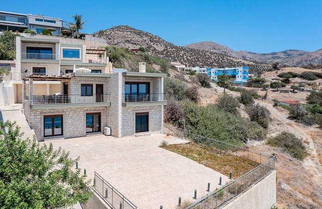 Petrina 3 waterfront villa, south Heraklion near taverns