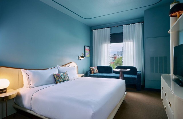 Pets Allowed Here! King Room Near Louisville Slugger Museum & Factory!