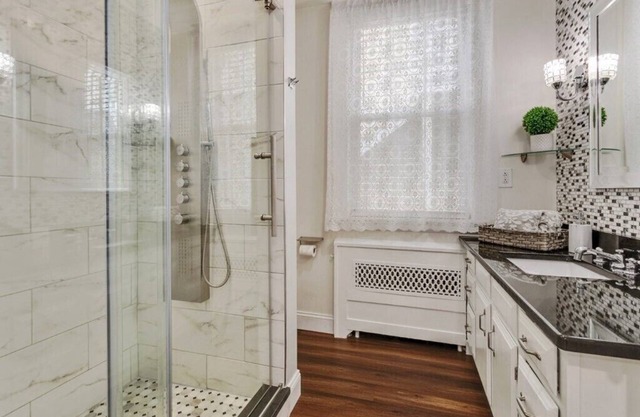 PETS OK!LARGE BEDROOMS.GARAGE!IN UNIT-W/D.PUBLIC TRANSP & MAJOR HIGHWAYS NEAR BY